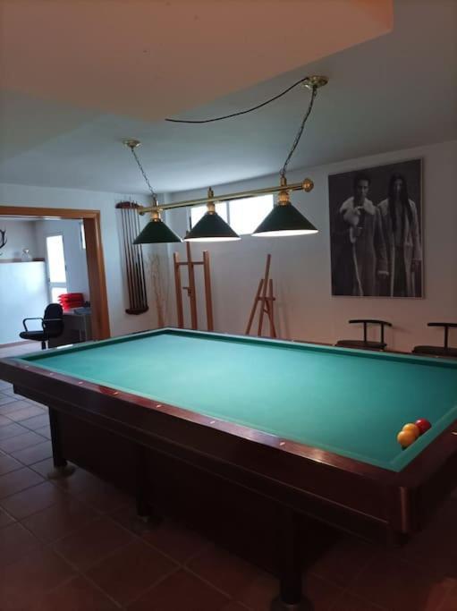 & Piscina-jardin-barbacoa