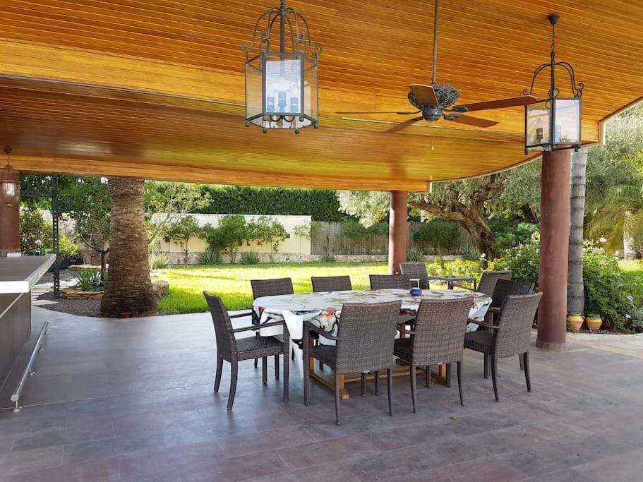 & Piscina-jardin-barbacoa