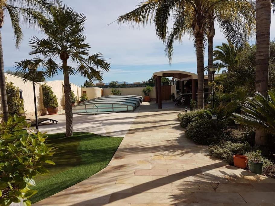 & Piscina-jardin-barbacoa Murcia